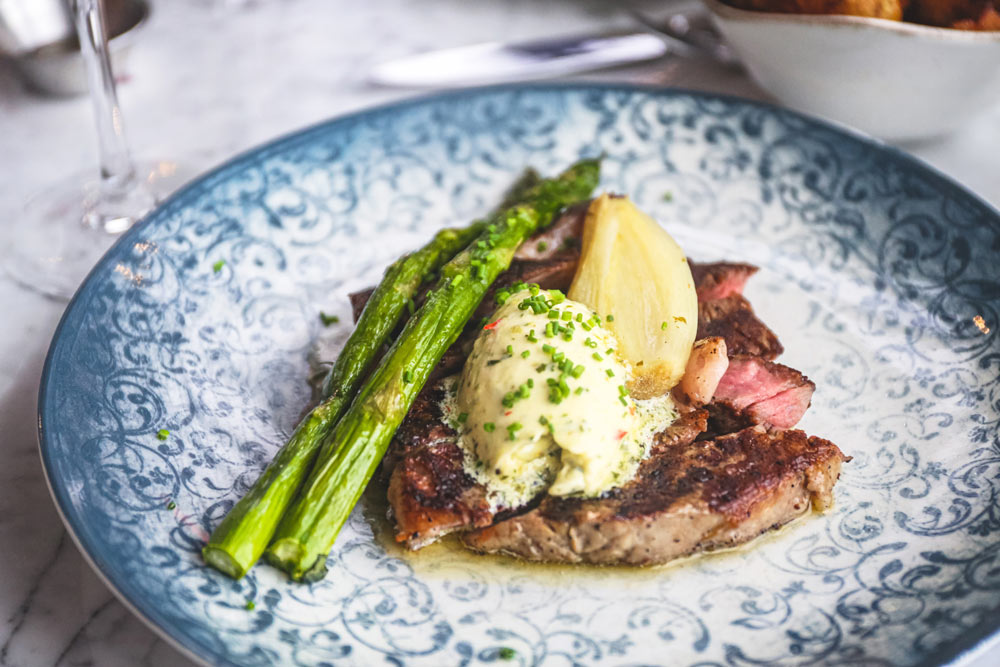 Grillat kött med sparris, aioli och vitlök